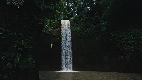 Ein-Abgelegener-Und-Isolierter-Wasserfall-In-Einem-Tropischen-Wald-Auf-Bali