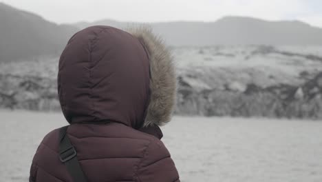 Langsam-Umlaufende-Aufnahme-Eines-Touristen-Mit-Blick-Auf-Die-Schmelzenden-Gletscher-In-Island