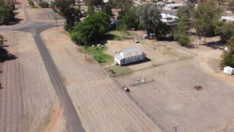 Luftaufnahme-Einer-Kleinen-Katholischen-Landkapelle-In-Einer-Outback-Stadt-In-Australien