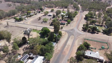 Luftaufnahme-Von-Straßenkreuzungen-In-Einer-Kleinen-Landstadt-Im-Australischen-Outback