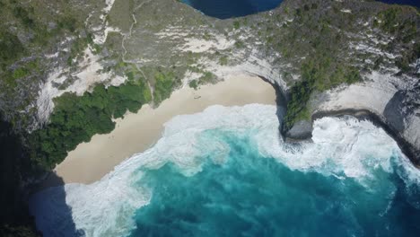 Majestätischer-Kelingking-Strand:-4K-Drohnenaufnahmen-Aus-Der-Luft-Der-Berühmten-T-Rex-Klippe-Auf-Bali