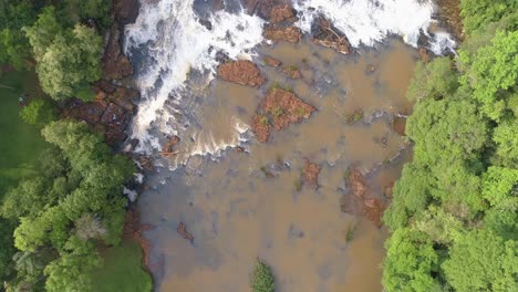 Luftaufnahme-Eines-Flusses-Mit-Zahlreichen-Wasserfällen,-Die-Von-Oben-Ein-Faszinierendes-Naturschauspiel-Bieten