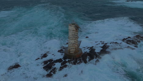 Leuchtturm-Von-Mangiabarche:-Luftaufnahme-Dieses-Wunderschönen-Leuchtturms-Auf-Der-Insel-Sardinien-Bei-Sonnenuntergang