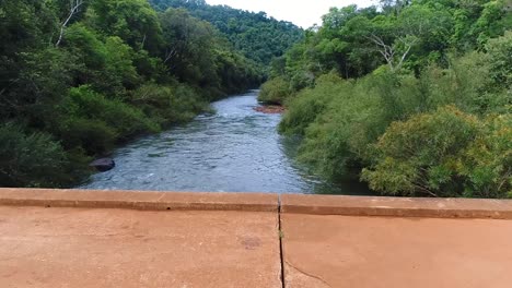 Un-Puente-Rústico-Que-Cruza-Un-Río-En-El-Corazón-De-La-Pura-Selva