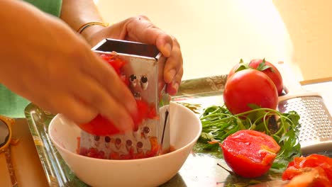 Detail-Der-Tomaten,-Die-„sofrito“-Gerieben-Werden,-Um-Traditionelle-Valencianische-Paella-Sauce-Zuzubereiten