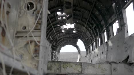 Zeitlupenaufnahme-Eines-Touristen,-Der-Am-Flugzeugwrack-In-Sólheimasandur-Vorbeigeht