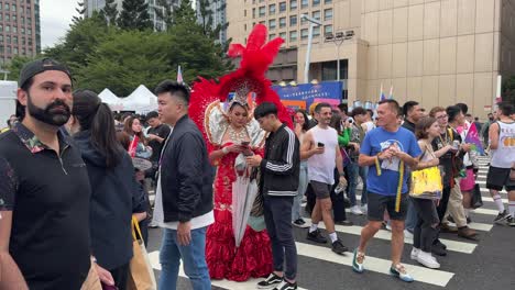 Menschen-In-Extravaganten-Kostümen-Und-Kleidung,-Um-Die-Vielfalt-Der-Jährlichen-LGBTQ-Taiwan-Pride-Parade-Auf-Dem-Rathausplatz-Von-Taipeh-Zu-Feiern