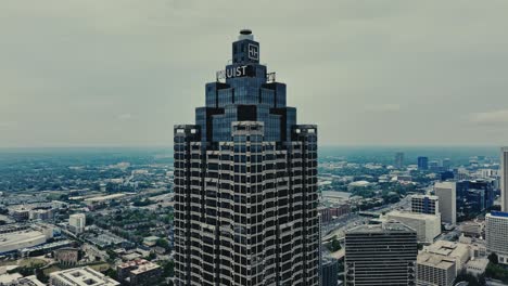 Aerial-view-showing-Truist-Skyscraper-and-Marriot-Marquis-in-Atlanta-City,-Usa