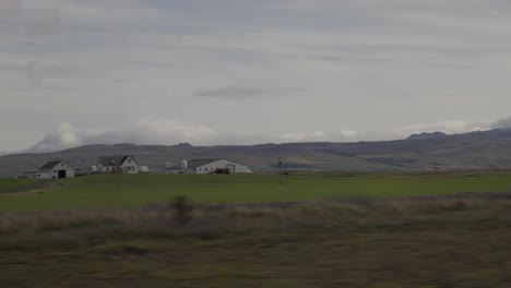 Toma-De-Plataforma-Rodante-De-Mano-De-Un-Pequeño-Pueblo-Rural-En-El-Campo-De-Islandia.
