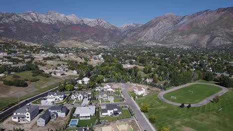 Stadt-Alpine-In-Utah-An-Einem-Sonnigen-Herbstfarben-In-Den-Bergen