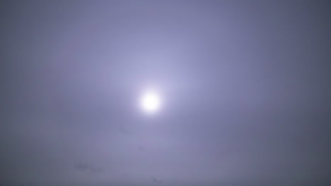 Sol-Brillando-Detrás-De-Una-Espesa-Niebla
