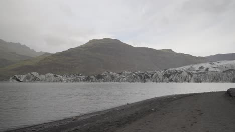 Toma-Estática-De-Turistas-Que-Realizan-Una-Excursión-De-Escalada-En-Hielo-En-Los-Glaciares-Islandeses.