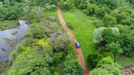 Auto-Fährt-Durch-Den-Dschungel-In-Argentinien.-Luftaufnahme