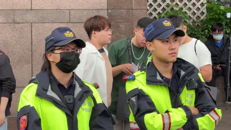 Uniformierte-Polizisten-Kontrollieren-Die-Menschenmenge-Und-Sorgen-Für-Die-Sicherheit-Der-Teilnehmer-Der-Jährlichen-LGBTQ-Taiwan-Pride-Parade-Auf-Dem-Rathausplatz-Von-Taipeh