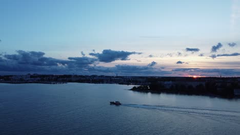 Motores-De-Barcos-Pesqueros-En-El-Mar-Mientras-El-Sol-Se-Pone-Sobre-Helsinki-Azul-Profundo,-Aleta