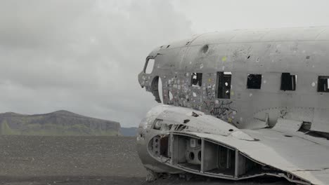 Handaufnahme-Des-Flugzeugabsturzes-Sólheimasandur-DC3-An-Der-Küste-Islands