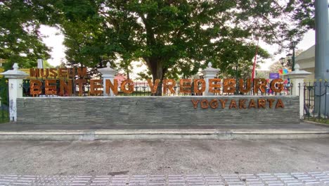 Die-Inschrift-„Festung-Vredeburg-Yogyakarta“-Am-Tor-Der-Festung-Vredeburg