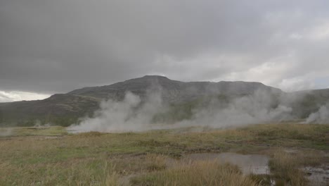 Dampfende-Geothermische-Felder-Unter-Isländischen-Bergen