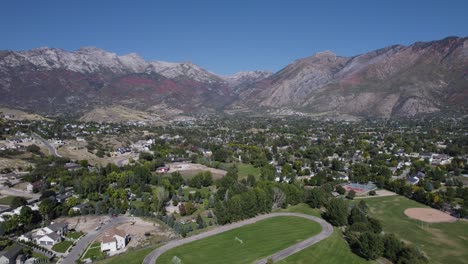 Aerial-view-of-urban-downtown-Alpine-city-among-mountain-range,-Utah