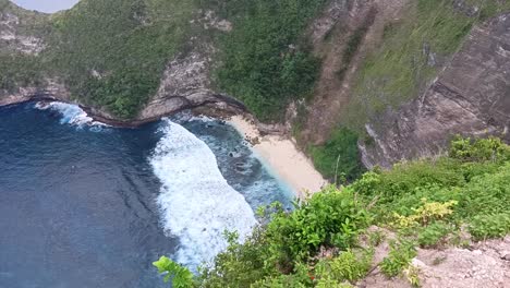 Waves-and-cliffs-of-Kelingking-Beach,-Nusa-Penida,-Bali,-Indonesia