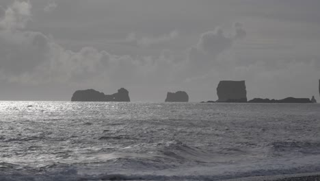 Panorama-De-Dyrholaey-Desde-Reynisfjara,-Una-Famosa-Playa-De-Arena-Negra-En-La-Costa-Sur-De-Islandia