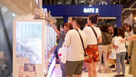 Käufer-Spielen-Einige-Lustige-Arcade-Spiele-In-Einer-Halle-Im-Einkaufszentrum-Terminal-21-In-Bangkok,-Thailand