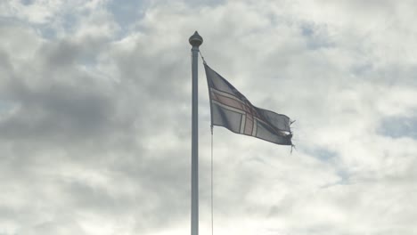 An-Einem-Bewölkten-Tag-Flattert-Die-Isländische-Flagge-Im-Wind