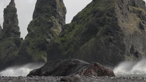 Majestätische-Welle,-Die-Gegen-Schwarzen-Strandvulkanfelsen-In-Island-Plätschert