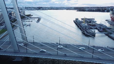Autos-Fahren-über-Die-Schrägseilbrücke-Crusell-Bridge,-Helsinki-Blue-Nachmittag