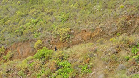 Vista-A-Distancia-De-Una-Mujer-Vestida-De-Negro-Caminando-En-Las-Montañas-De-Tenerife