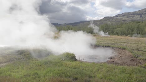 Zeitlupenaufnahme-Einer-Kochenden-Natürlichen-Vulkanquelle,-Die-In-Island-Dampf-Freisetzt