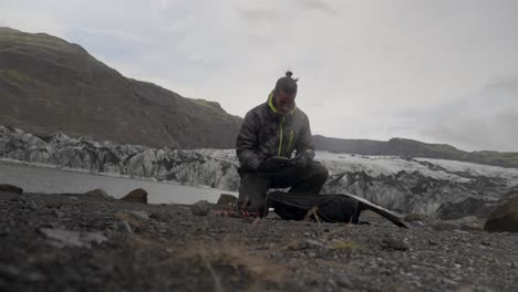 Tiefaufnahme-Eines-FPV-Piloten,-Der-Seine-Ausrüstung-Für-Den-Flug-An-Den-Isländischen-Gletschern-Vorbereitet
