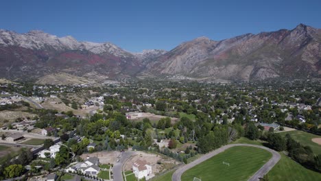 Toma-Panorámica-De-Drones-De-Alto-ángulo-De-Las-Laderas-De-Las-Montañas-De-Colores-Otoñales-En-Utah-En-Un-Día-Soleado
