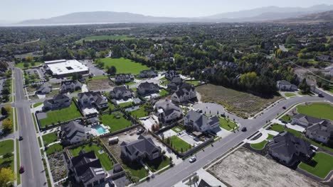 Casas-Residenciales-De-Bienes-Raíces-En-Un-Barrio-Suburbano-En-Alpine,-Utah,-Antena