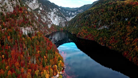 Drone-shot-overlooking-stunning-red-foliage-at-Lake-Toplitzsee,-in-Austria