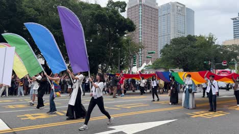Szene-Einer-Gruppe-Von-Menschen,-Die-Regenbogenfahnen-Tragen,-Die-Vielfalt-Feiern-Und-Stolz-Bei-Den-Veranstaltungen-Der-Jährlichen-LGBTQ-Taiwan-Pride-Parade-Auf-Dem-Rathausplatz-Von-Taipeh-Marschieren