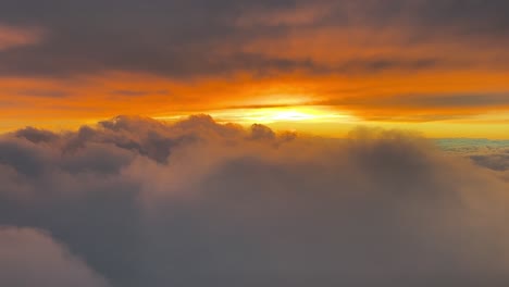 Atemberaubender-Roter-Sonnenuntergang,-Wie-Er-Von-Den-Piloten-Eines-Flugzeugs-Während-Des-Reiseflugs-In-10.000-M-Höhe-In-Westlicher-Richtung-Gesehen-Wird
