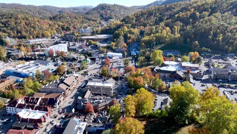Hohe-Luftaufnahme-über-Gatlinburg,-Tennessee-Im-Herbst
