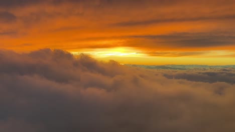 Spektakulärer-Roter-Sonnenuntergang-Aus-Einer-Flugzeugkabine-Beim-Flug-Auf-Reiseflughöhe-In-10.000-M-Höhe-Mit-Verschleierter-Sonne-Vor-Uns