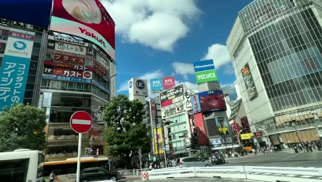 Bus-Fährt-An-Der-Kreuzung-Shibuya-In-Tokio,-Japan-Vorbei