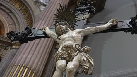 Majestätisches-Marmorkruzifix-Inmitten-Opulenter-Kirchenarchitektur