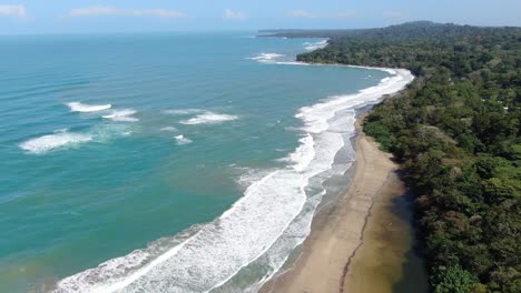 Vista-De-Drones-En-La-Playa-De-Costa-Rica-Que-Muestra-El-Mar,-La-Costa-Y-El-Bosque.