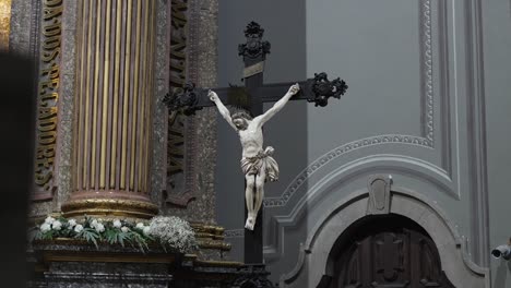 Kruzifixstatue-Im-Kunstvollen-Innenraum-Des-Heiligtums-Von-Sameiro