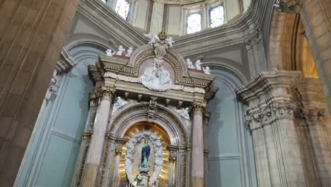 Interior-Adornado-Del-Santuario-De-Sameiro-Con-Elegantes-Arcos-Y-Estatua
