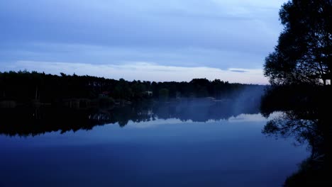 Noche-Misteriosa-Durante-La-Hora-Azul-En-El-Lago-Con-Niebla.