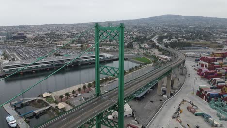 Die-Vincent-Thomas-Brücke-überspannt-Die-Malerischen-Gewässer-Des-Hafens-Von-Los-Angeles