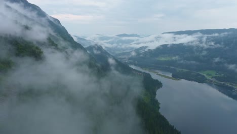 Neblige-Berge-Mit-Fjord-Drohnenaufnahme