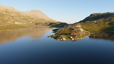 Fischerhütte-In-Norwegen-In-Der-Nähe-Des-Gaustatoppen-Sees,-Drohnenaufnahme