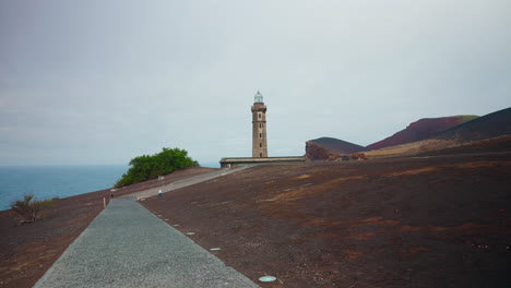 Leuchtturm-Von-Ponta-Dos-Capelinhos-Auf-Den-Portugiesischen-Vulkaninseln-Faial-Auf-Den-Azoren,-Nordatlantischer-Ozean,-Portugal