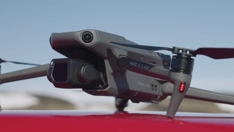 360-Grad-Ansicht-Der-DJI-Mavic-Drohne-Auf-Roter-Basis-In-Island
